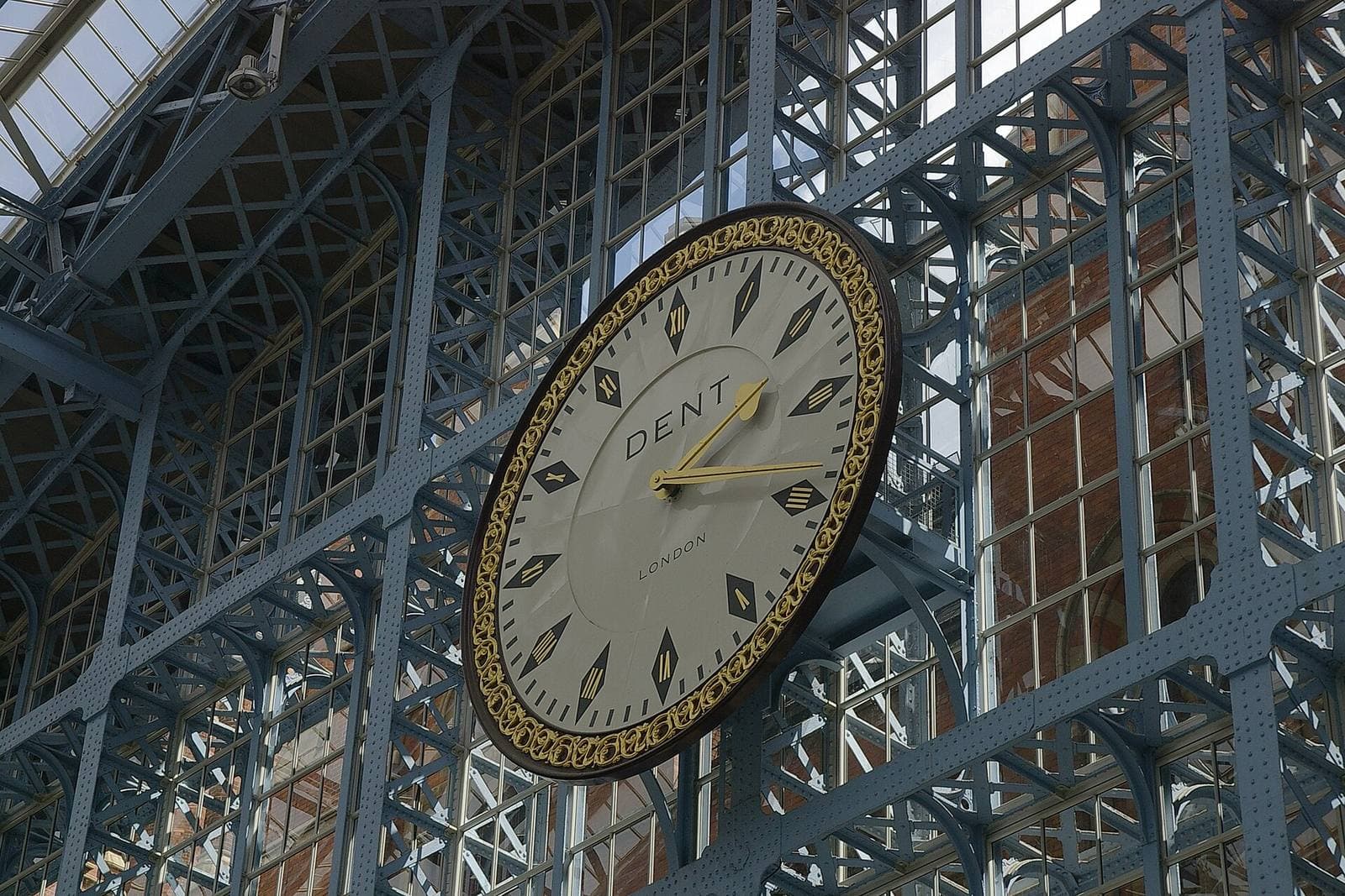 L'horloge de la gare de St Pancras, suspendue dans sa charpente d'acier et de verre
