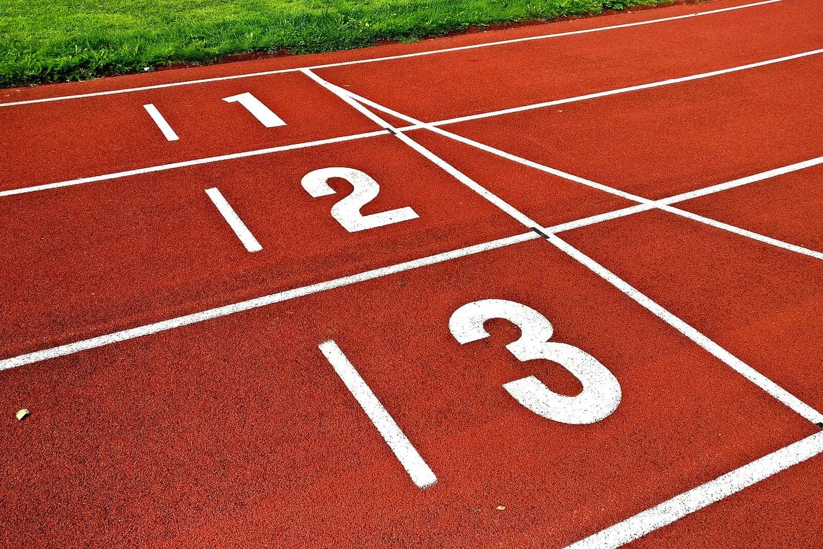 Les couloirs numérotés 1, 2 et 3 au départ d'une piste d'athlétisme
